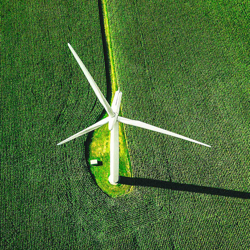 kuvassa tuulivoimala. Vihrea arvomaailma